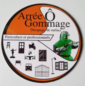 Logo de l'entreprise Arrée Ô Gommage, décapage de surfaces. Le logo présente un opérateur en tenue de sablage verte et illustre les services offerts : décapage pour particuliers et professionnels sur divers objets comme des meubles, portes, motos, véhicules, portails et fenêtres.