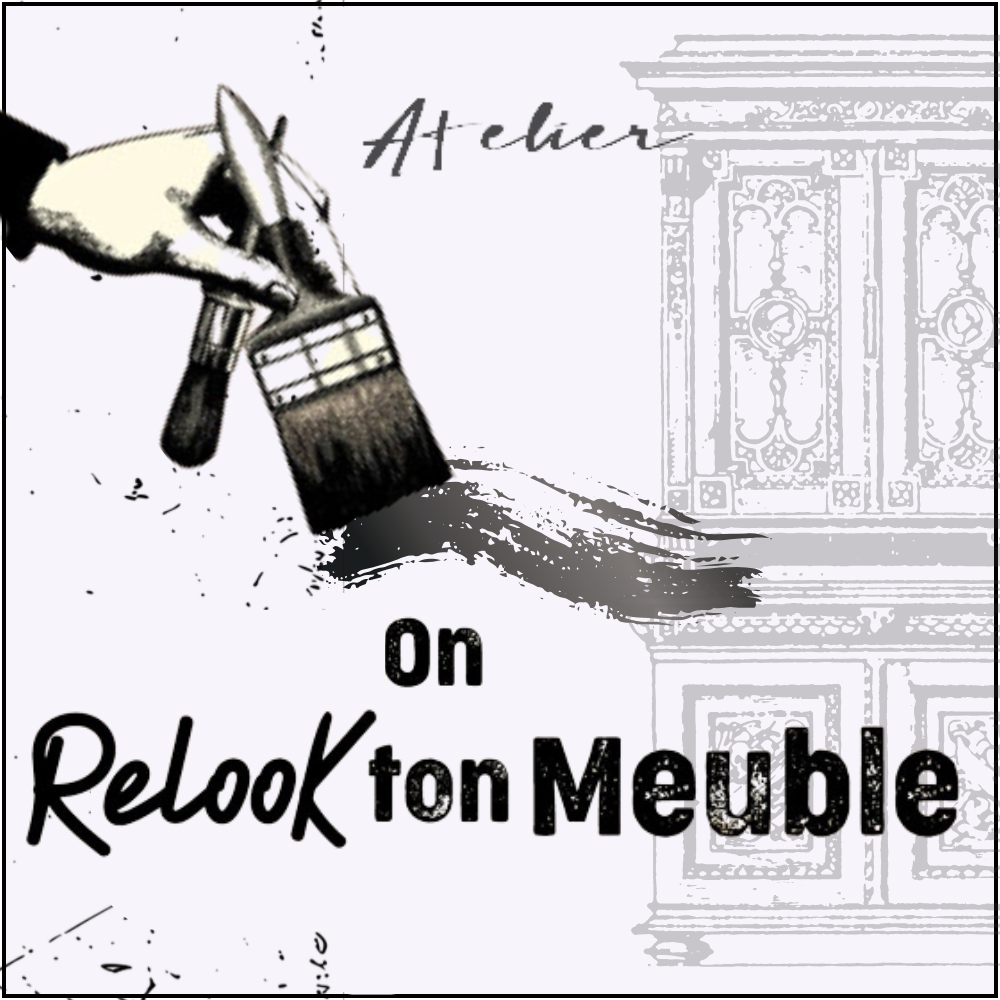 Dessin noir et blanc d'une main d'artiste appliquant de la peinture avec un large pinceau sur un meuble de style ancien. Le titre de l'atelier 'Atelier On Relook ton Meuble' est visible. Le visuel représente la transformation et la rénovation de mobilier.